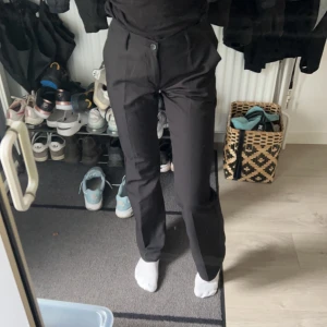 Kostymbyxor - Säljer nu mina kostymbyxor från kidsbrandstore för att dom är för stora🥰som är inte så pösiga som på bilderna det är bara för att dom är för stora❤️Dom är i bra skick storlek 29/170❤️köparen står för frakt🥰Priset går att diskutera 🥰