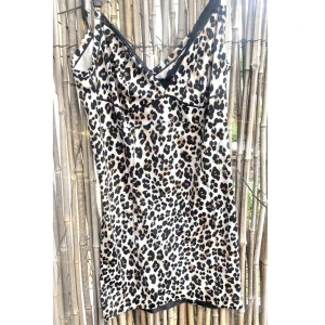 Leopard Mönstrad Shaping Klänning Strl.M - Använd 2gr, kortare stunder. Tvättad såklart. Mkt fint skick. Frakt med frimärken och direkt swish till mig 39kr, välj ej Köp Nu isåfall. Samfraktar för minsta möjliga frakt kostnad för dig. Kontakta mig angående detta
