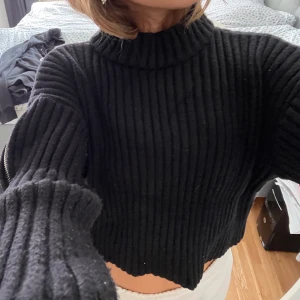 hösttröja - super fin tröja från zara köpt för några år sedan, storlek M/28 men skulle säga att den lutar mer åt S, den har dragkedjor vid ärmarna och säljer då den inte är mins stil🖤🍂