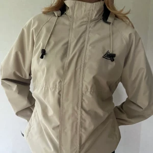 Retro vindjacka - Jättesnygg vintage vindjacka i beige färg med svarta detaljer. Mycket bra skick utan defekter och är superbekväm! Skriv om du önskar fler bilder ⚡️🧥