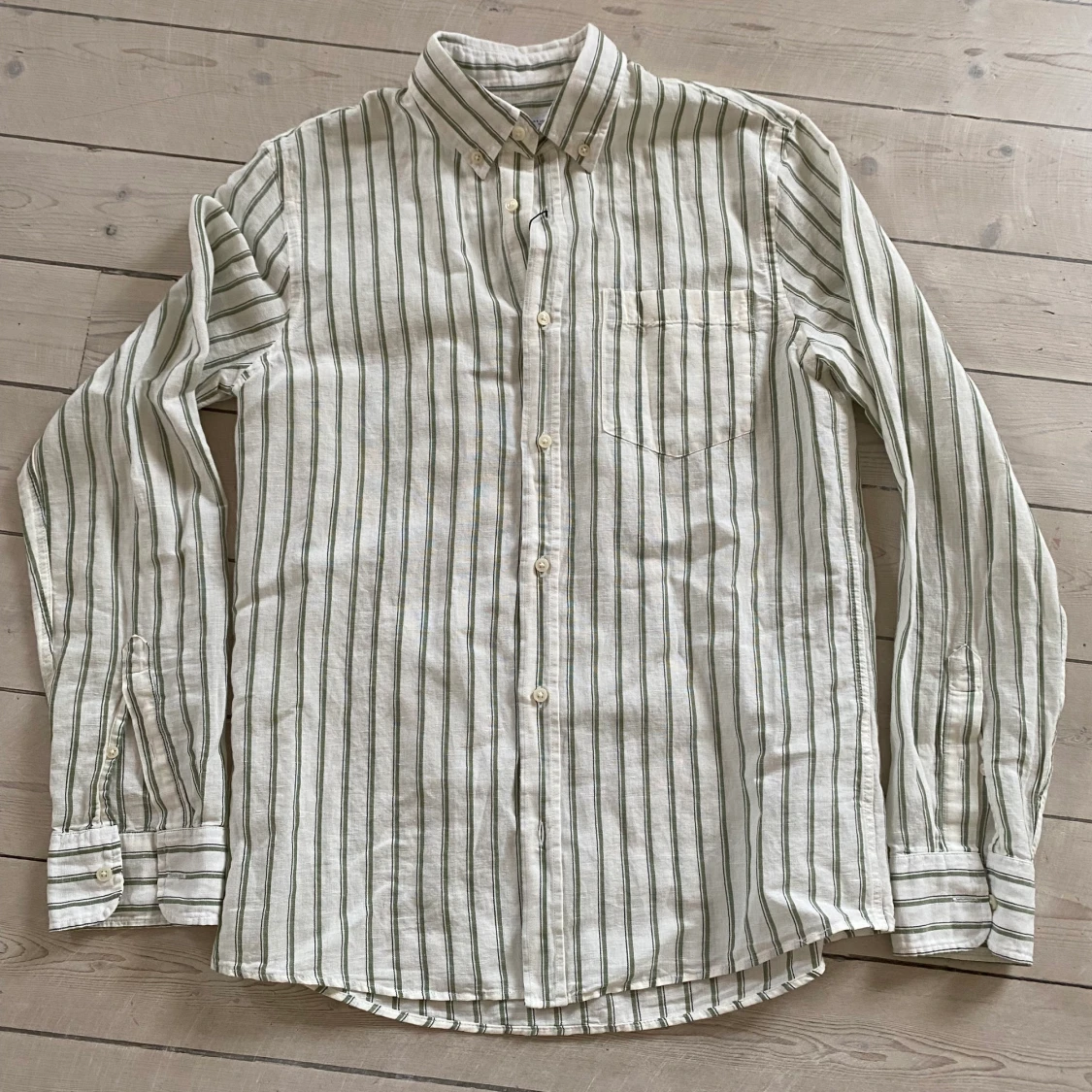Vit och grön linné skjorta