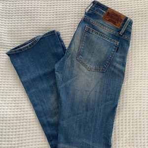 Lågmidjade jeans - Säljer dessa lågmidjade bootcutjeansen. Storlek W27/L31 (xs/s). Bud från 150 eller köp direkt för 200. 