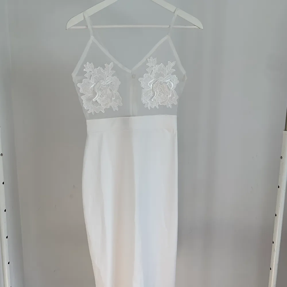 Ny vit klänning från yoins i storlek xsmall🤍 Tryck på KÖP NU för att den ska bli din direkt🌸. Klänningar.