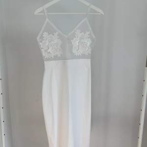 Ny vit klänning från yoins i storlek xsmall🤍 Tryck på KÖP NU för att den ska bli din direkt🌸