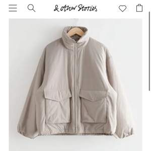 Fin jacka som heter Boxy padded high collar jacket inköpt från & Other stories i strl S färgen ”Mole”. Sparsamt använd och felfri.