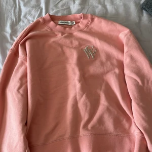 Tröja  - En tröja som är ifrån Carin Wester fick denna av min faster den är ganska använd så jag säljer den väldigt billigt. 