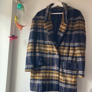 Rutig vårkappa Zara S - Rutig vårkappa från Zara. Köpte den nyss här på Plick men passade mig inte. Storlek S. Har lite noppor vid ärm, men lätta att ta bort. 