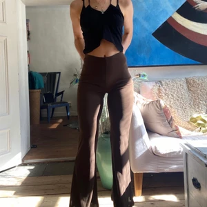 Zara vida byxor  - Helt nya och oanvända bootcut / vida byxor från Zara, i brun färg. Modell ”Flowy pants”. 70-tal och högmidjade. Sitter figurnära och ger fin form. Jag beställde dom från internet, dom var helt slut överallt - men dom kommer inte till användning…Använda vid ett tillfälle. Nyskick.  Storlek S. 