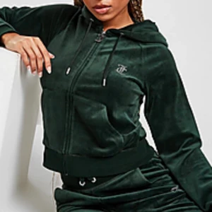 Juicy couture grönt set, s och m - S i byxor M i tröja, nästintill oandvänt tvättat 1 gång i 30 grader och inte torktumlare säljer inte seperat, modell med diamanter, pris kan diskuteras vid snabb affär