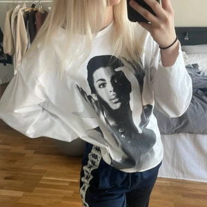 Tröja från Carlings med tryck av Prince  - Lång långärmad tröja som jag personligen brukar stoppa in, storlek M men ger en perfekt oversized look💜nypris 600, jag säljer för 300+frakt. Om många är intresserade blir det budgivning 💜