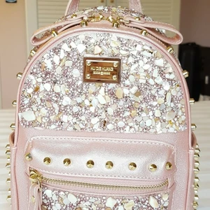 Ny rosa ryggsäck - Säljer ny oanvänd ryggsäck med avtagbara axelremsband. Pris. 495kr + frakt. Betalning sker via Swish. Skickas med posten spårbar frakt. Referenser finns från mina tidigare köpare. Skicka PM vid intresse. 