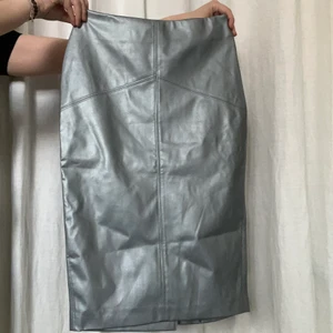 y2k lång kjol - storlek: XS. kan även passa S (34). möts upp i stockholm eller fraktar. kan ej ordna bilder med kjolen på eftersom den inte passar mig 🖤