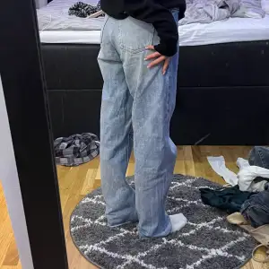 fina blåa jeans med hål på höger knä från monki, säljer då jag knappt använder dom längre. super fina, lite baggy i storlek 26