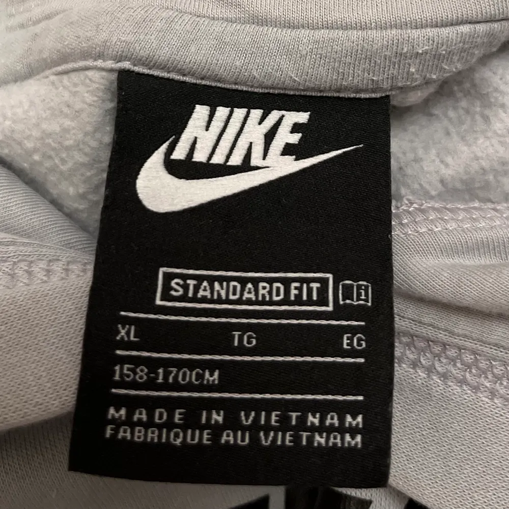 Säljer denna Nike hoodie i färgen grå, insidan består utav mjukt material. Använd ett fåtal ggr, dvs runt 7, och är i mycket bra skick. Storlek XL, men känns som S. Köpt för 500. Kontakta privat för yttligare information samt bilder💞💞. Hoodies.