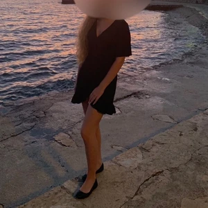 Svart flowy sommarklänning - Svart flowy sommarklänning från Pretty Little Thing, STRL: 34, (Frakt: 45kr)