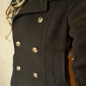 Grön/brun militärkappa - Storlek 34. Säljer över 100 plagg! Stor mängdrabatt när du köper fler saker! Köp 3(+) plagg 15% rabatt. Köp 5(+) plagg 20% rabatt. Köp 10 (+) plagg 25 % rabatt. Köp 15 (+) plagg 30 % rabatt. 