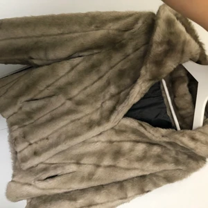 Mysig kappa - En jätte mysig kappa som tyvärr inte passar lägre. Har fickor och luva som gör den extra gosig och varm