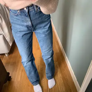 Skitsnygga mörkblå raka jeans från Weekday i modellen ”Rowe”, storlek 24/30 och bra skick!