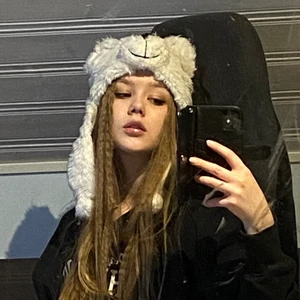 Gullig Björnmössa - Fluffig vit björnmössa. Asgullig och lite samma vibes som kaninmössan som var populär för ett tag sen :)