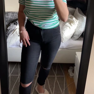 Svarta Jeans - Säljer nu ett par skitsnygga byxor med slitningar på knäna. Sparsamt använda!