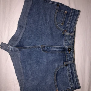 Shorts - Väldigt bra skick, använda max 3-4 gånger. 