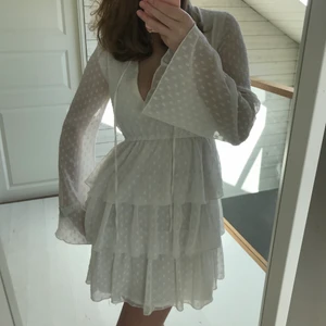 Klänning - Sötaste volangklänningen från nakd! Perfekt nu till student/skolavslutning🥰 Superfint skick! Storlek 32, passar mig som vanligtvis har xs/s.