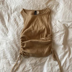 Tröja med band  - En oanvänd tröja med band i sidorna så man kan bestämma passform!❤️