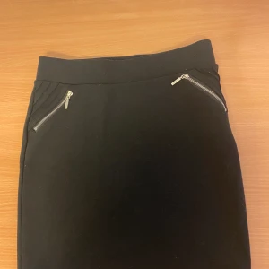 Svartkjol - Superfin svart kjol som knappt är använd. Frän Only i storlek S.