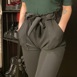 Paperbag byxor - Har använt dom ett fåtal gånger men dom är inte utslitna eller har några defekter. Det finns ingen dragkedja utan det är resår i midjan och sen skärpet så de passar de flesta i midjan. Jag är 160cm o de går till mina anklar (se bild)  