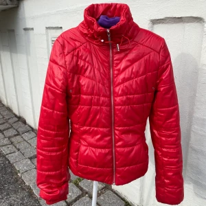 jacka  - Super skön, lätt och bekväm jacka som ingår med ett skärp och passar i blåsiga, regniga och soliga väder! Frakten som står nedanför är aldrig vad som är säkert att det stämmer då jag kollar frakten så fort jag har någon som är intresserad! 