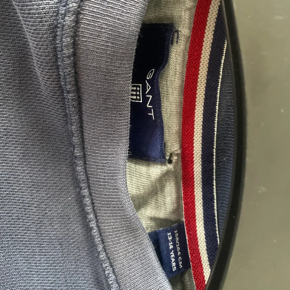 En vanlig marinblå gant sweetshirt, knappast använd. Den är stor i storleken. Priset går att ändra på. Hoodies.