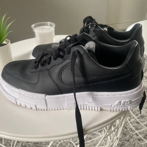 nike air force  - säljer dessa nike air force för dom är förstora gör mig. Avänt ungefär 3 gånger sen har dom bara stått. Dom är i nytt skick och inte slitna nått. Köpta för 1000kr, Priset går att ändras om man vill det(: