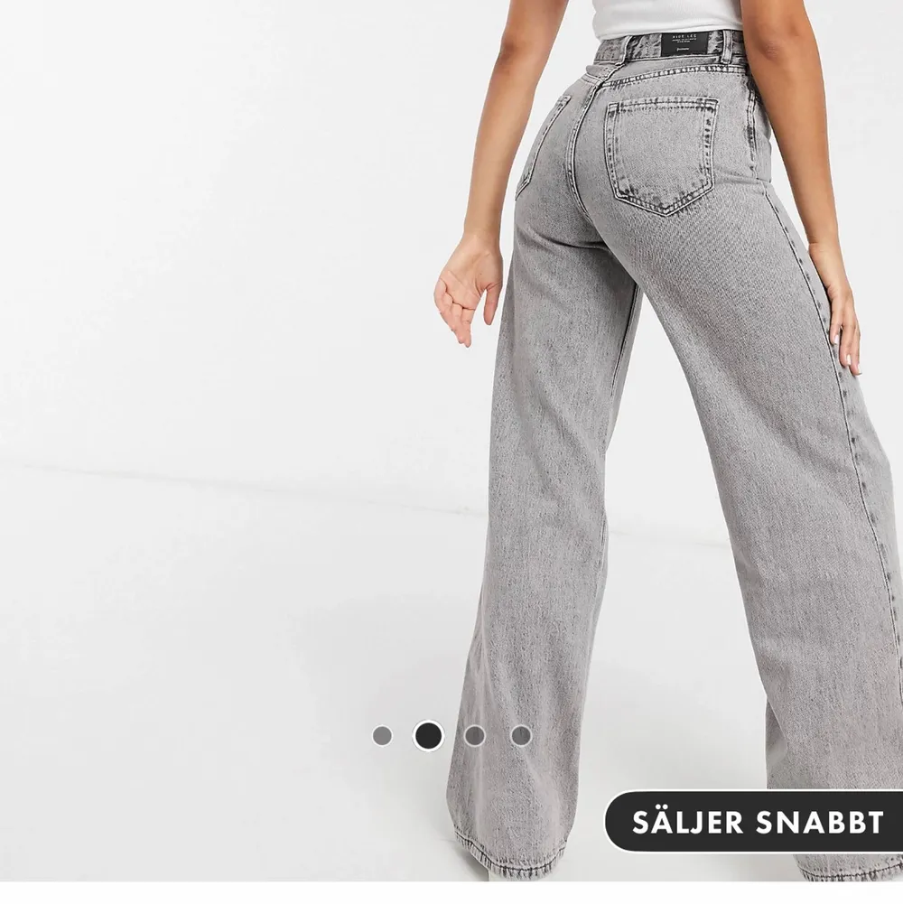 Ett par snygga jeans från ASOS som tyvärr inte kommer till användning längre. Köptes i höstras. Köpare står för frakt 💖💖. Jeans & Byxor.