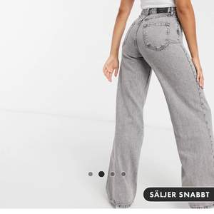 Ett par snygga jeans från ASOS som tyvärr inte kommer till användning längre. Köptes i höstras. Köpare står för frakt 💖💖