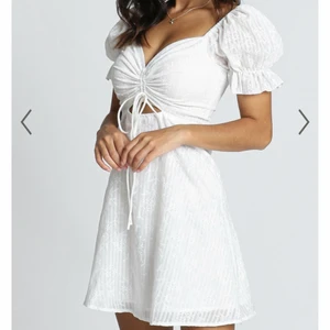 Vit Studentklänning  - Jätte fin vit klänning från det australienska märket showpo i Stl 36. Klänningen är aldrig använd utan lapparna sitter kvar, säljer på grund av att jag hittat en annan klänning som jag ska ha på studenten, och att jag tyckte den va lång på mig som är 158cm. Klänningen kostade ca 700kr plus 200kr frakt och sedan tull, så jag betalde lite mer än 900kr för klänningen. Mitt pris är 600kr plus frakt, priset går att diskutera vid snabb affär. Fler bilder kan skickas privat☺️