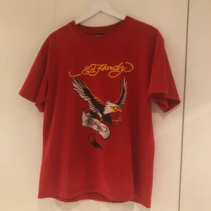 Edhardy t-shirt - Väldigt bra skick, aldrig använd i min ägo. De står XL på lappen men sitter mer som en M eller en liten L.