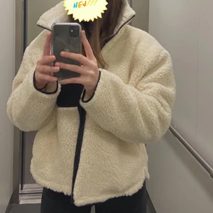 Teddy-jacka  - Säljer denna fina Teddy- jackan från Nakd,  näst intill helt ny och köptes för 800kr. Säljer för 400 kr + frakt ( köparen står för frakten) 