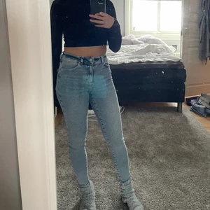 Jeans - Tighta jeans från bikbok, knappt använt så nästan som nya 