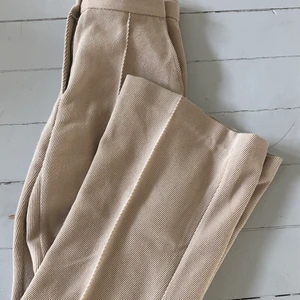 Kostymbyxa beige 🍯 - Kostymbyxor från HM. Finns noppror på olika platser men går att ta bort och då kmr de se ut som nya! 🥰