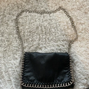 Tiamo väska! - Jag säljer min superfina tiamo väska som jag köpte här på plick! En jättefin svart skinn väska som tyvärr inte kommit till användning! I nyskick. OBS frakten ingår inte i priset! BUDA I KOMMENTARERNA IFALL DET ÄR FLERA INTRESSERADE❤️❤️