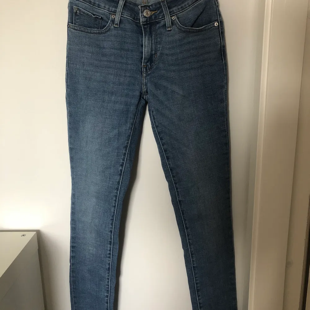 Säljer två exakt likadana jeans från Levis, båda är mycket sparsamt använda så i väldigt bra skick. De är i storlek w24 l30 och i modellen 711 ”skinny”. 300kr/st. Bara att höra av dig vid frågor, köparen står för frakten💕. Jeans & Byxor.
