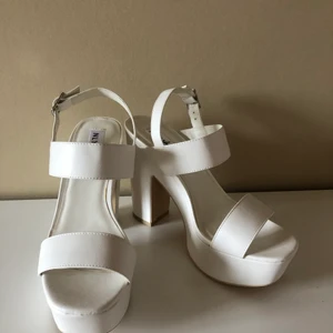 Vita klackar strl 39 (Aldrig använda) - Vita klackar från nelly i storlek 39, aldrig använda!  Superfina till sommaren 🌸🌸