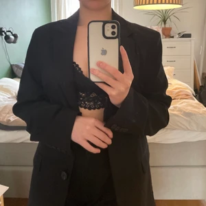 Oanvänd oversized kavaj från monki  - Säljer den här snygga kavajen från monki! Den är helt oanvänd, säljer då den är för stor för mig. 