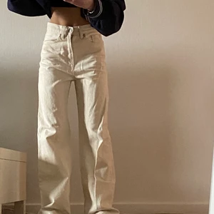 Vida jeans vita - Säljer dessa vita/krämvita jeansen från carlings då jag tycker de inte sitter då bra på mig. Det är använda fåtal gånger så de är i väldigt bra skick. Storlek XXS och jag är ca 160 o de e lite långa för mig. Nypris 400.  Skriv gärna om du är intresserad eller har några frågor. Köparen står för frakt