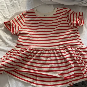 Trendig zara volang tröja - Röd vit randig tröja med volang❤️jätte fint att ha på typ sommaren