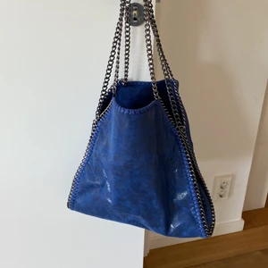 Liknande Stella väska - Liknande Stella väska köptes för ungefär 400kr. Säljer för att den inte går till så mycket till användning💕rimlig som skol väska