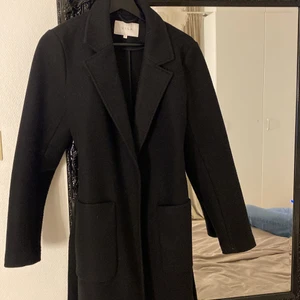 Kappa  - Säljer denna svarta kappan från vila, köpte den från Nelly. Den är i st 38 men skulle säga att den är 34