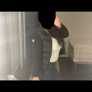 Moncler jacka  - ✨säljer min fina moncler jacka eftersom jag har köpt en ny! Modellen heter ” cardigan” jackan är äkta vilket som bevisas på bild nummer tre!  storleken är i nummer 3 vilket motsvarar storlek M, men den passar även mig som är en XS-S. Jackan är väldigt bekväm och är i bra skick, jag köpte jackan i NK i Stockholms för 6599kr
