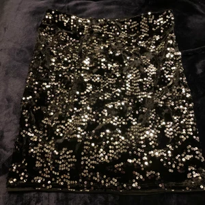 Glitter kjol  - En glittrig tajt kjol, perfekt för fest. Helt oanvänd med lapp kvar☺️ 