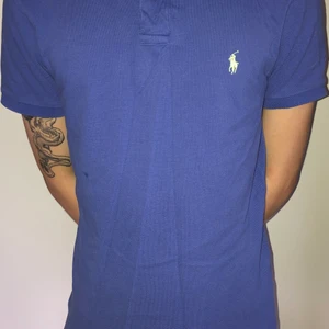 Ralph Lauren slim fit piké  - Piké från RL i slim fit, 100% bomull, så gott som oanvänd. Tvättas och stryks innan köp. DM för fler bilder! Tar swish 🕺